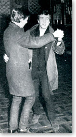 Джон Леннон и Джордж Харрисон танцуют